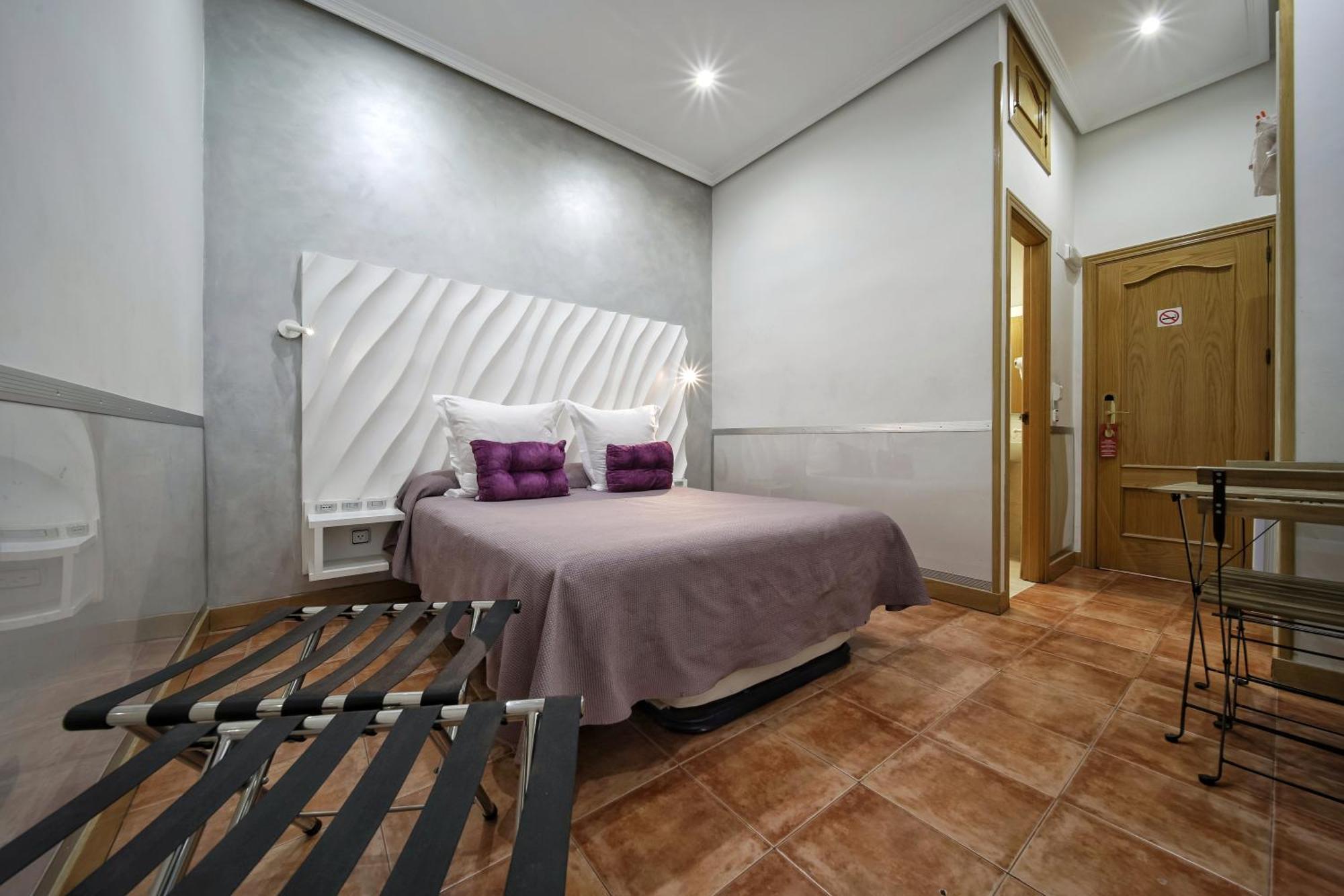 Hostal Las Fuentes (Adults Only) Madrid Ngoại thất bức ảnh