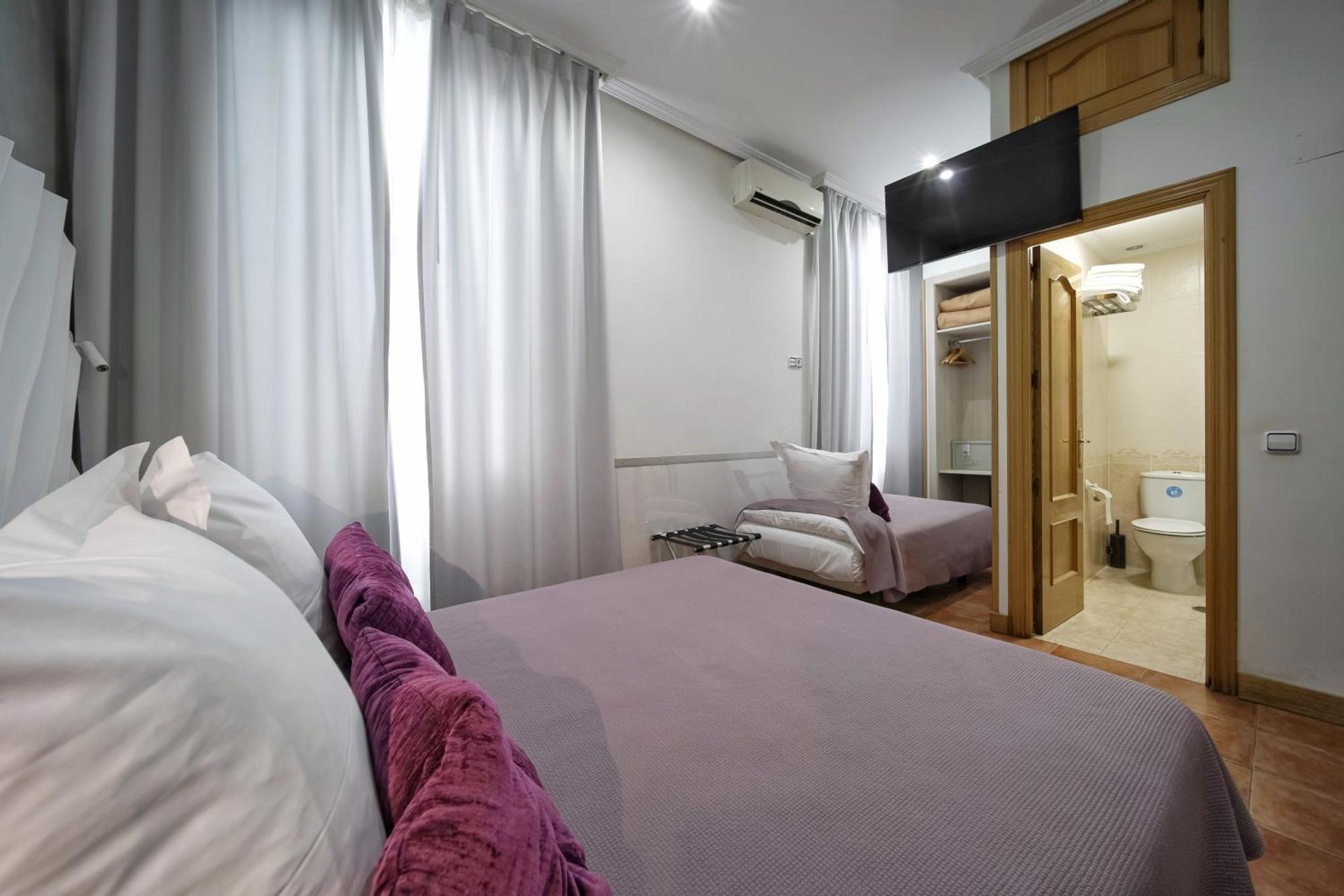 Hostal Las Fuentes (Adults Only) Madrid Ngoại thất bức ảnh
